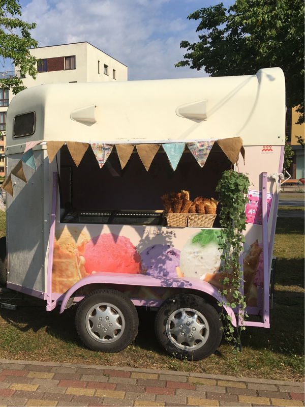 albertīnes saldējuma piekabe